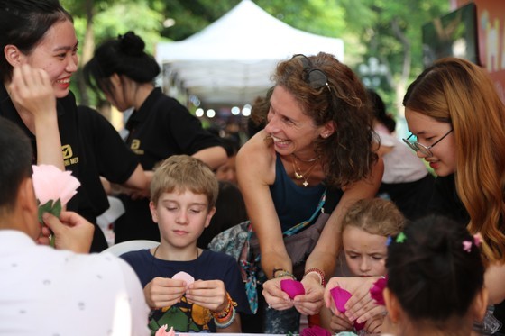 Foreign visitors join a craft workshop at the festival. (Photo: SGGP)