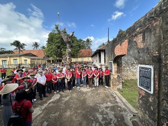 A delegation of leaders and officials of HCMC visit and pay tribute to heroic martyrs Con Dai Island in September. (Photo: SGGP) A delegation of leaders and officials of HCMC visit and pay tribute to heroic martyrs Con Dai Island in September. (Photo: SGGP)