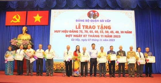 At the ceremony honoring Party members with Party membership badges in Go Vap District