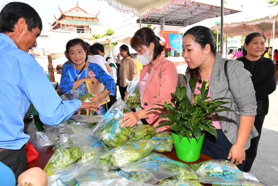 Delegates visit a display booth of OCOP products at the festival. (Photo: SGGP)