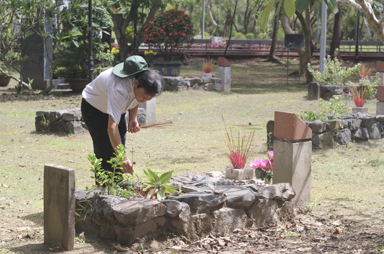 Editor-in-chief of the Sai Gon Giai Phong Newspaper Tang Huu Phong offers incense to martyrs at Hang Duong Cemetery on Con Dao Island.