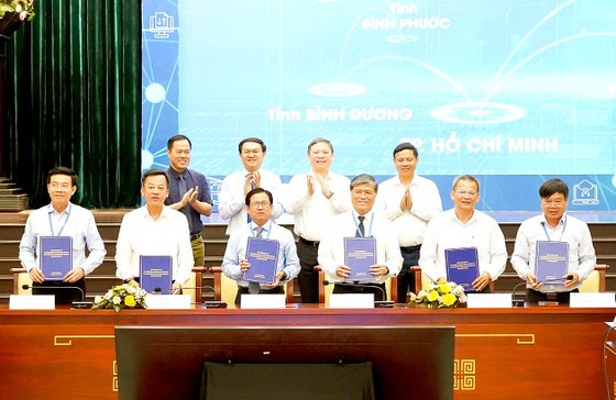 The Departments of Education and Training of six localities, including HCMC, Ba Ria-Vung Tau, Dong Nai, Binh Phuoc, Binh Duong and Tay Ninh sign a two-year cooperation agreement on digital transformation in the education and training sector on November 9. (Photo: SGGP)