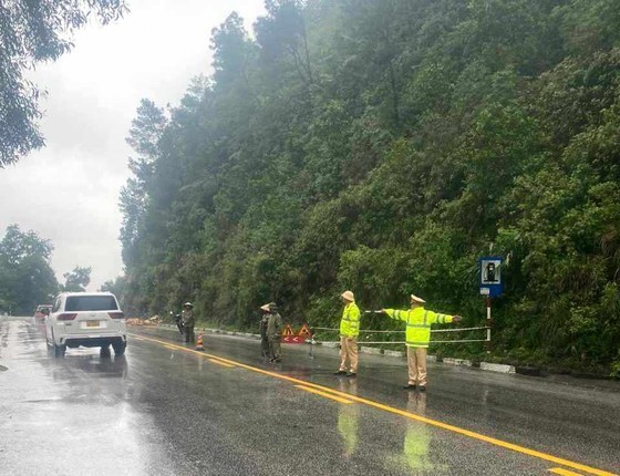 A landslide following heavy rains has blocked a section of the National Highway 8A passing through Huong Son District.