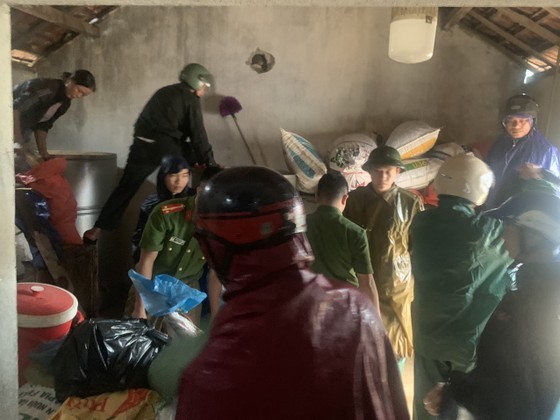 Military officers give support to flood-affected people in Can Loc District. (Photo: SGGP)