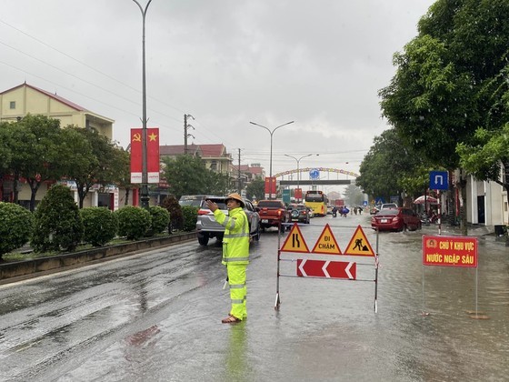 The local functional forces control the traffic on the National Highway 1A in Can Loc District to ensure the safety for all road users.