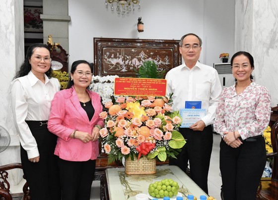 Chairwoman of the HCMC People’s Council Nguyen Thi Le (2nd, L) visits Professor Nguyen Thien Nhan, former Secretary of the HCMC Party Committee (2nd, R). (Photo: SGGP)