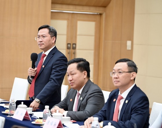 Nguyen Tan Phat, Director of the Ho Chi Minh City Cadre Academy speaks at the meeting. (Photo: SGGP)