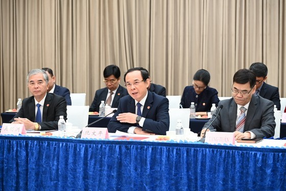 Secretary of the Municipal Party Committee Nguyen Van Nen speaks at the event. (Photo: SGGP)