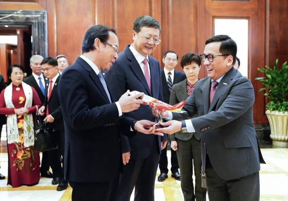 Secretary of the Ho Chi Minh City Party Committee Nguyen Van Nen (L) and Shanghai Party Secretary Chen Jining congratulate the launch of a new air route connecting the Vietnamese southern economic hub to the bustling and vibrant city of China. (Photo: SGGP)