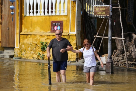 Many visitors are very excited about taking cyclo rides and cycling to explore the ancient town during the rainy season.