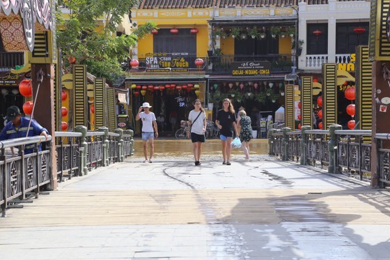 At 1 a.m. on November 15, the peak flood on the Thu Bon River in Hoi An reached 1.77 meters. The water level gradually falls today.