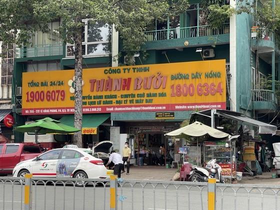 The functional department previously imposed a fine of VND91 million (US$3,760) upon Thanh Buoi Copmany and revoked the transport business license for three months. (Photo: SGGP)