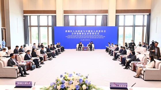 Ho Chi Minh City high-ranking officials at the visit to China – Singapore Guangzhou Knowledge City on November 17 (Photo: SGGP)