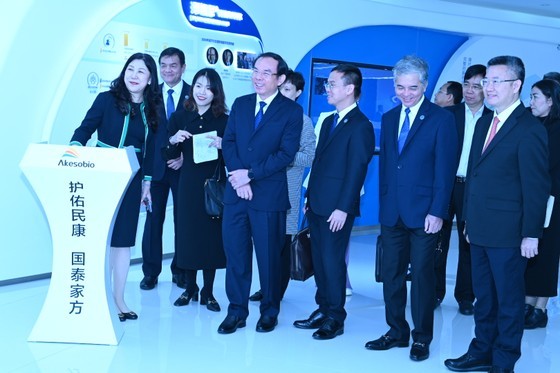 The Ho Chi Minh City delegation visits Kangfang Biologics. (Photo: SGGP)