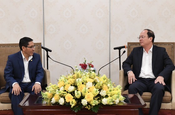 Deputy Secretary of the Ho Chi Minh City (HCMC) Party Committee Nguyen Ho Hai receives Secretary of the Peruvian Communist Party (PCP) Central Committee in charge of Foreign Affairs Hidebrando Cuhuanca Segovia on November 17. (Photo:SGGP)