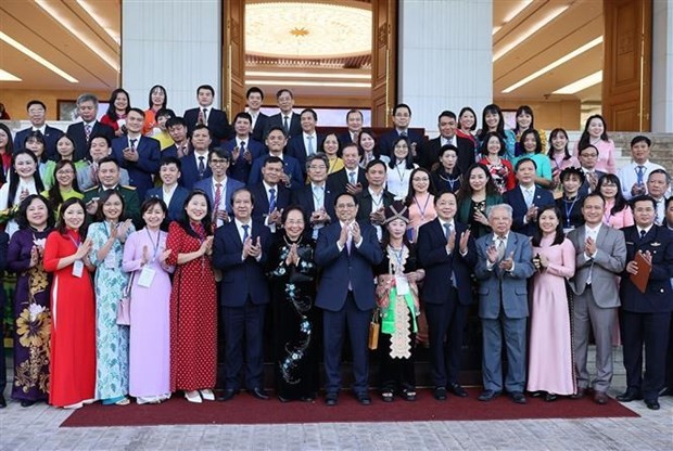 PM Pham Minh Chinh and the outstanding teachers. (Photo: VNA)