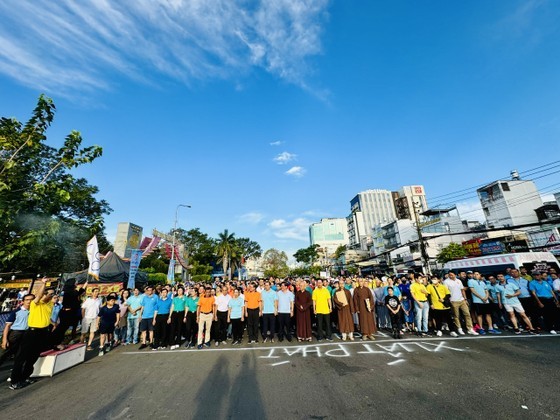 A charity walk is held by the People’s Committee of District 10 with the participation of 1,000 people collected over VND5.5 billion to support needy people in the upcoming Lunar New Year. (Photo: SGGP)