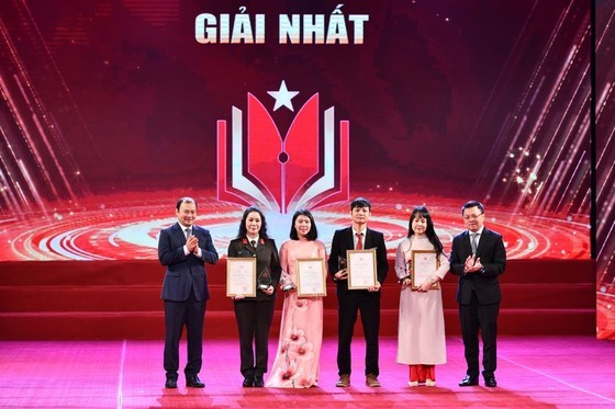 Winners of the first prize (Photo: SGGP)