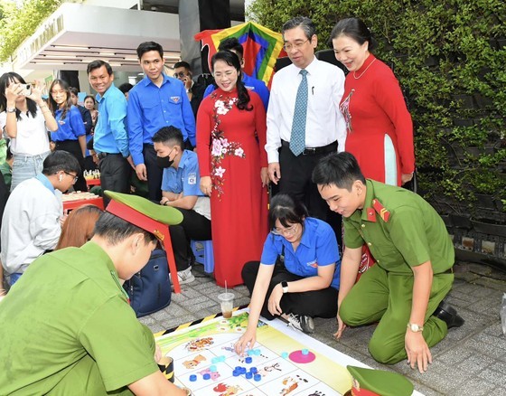 Vice President of the Vietnam Fatherland Front (VFF) Central Committee Truong Thi Ngoc Anh (R), Vice Secretary of the HCMC Party Committee Nguyen Phuoc Loc (2nd, R) enjoy a Vietnamese folk game in the event. (Photo: SGGP)
