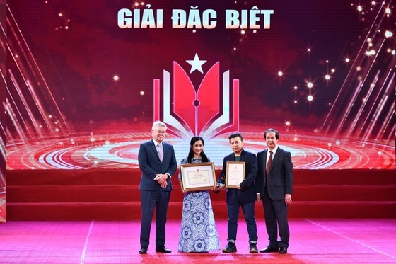 The Special Prize goes to a group of writers from VietnamPlus, an online newspaper of the Vietnam News Agency (VNA).