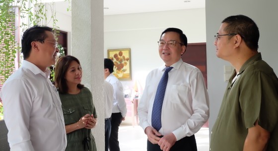 Mr. Le Hong Son extends her appreciation for the significant contributions of the late Assoc.Prof.Dr. Tran Chi Dao to the education sector of the country and HCMC. (Photo: SGGP)