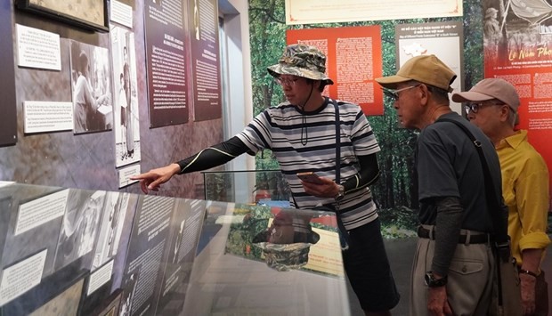 Visitors to the exhibition. (Photo: VNA) Visitors to the exhibition. (Photo: VNA)