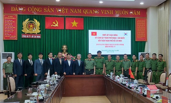 Police officers of the HCMC Public Security Department and the Busan Metropolitan Police Agency at the receiving ceremony. (Photo: SGGP)