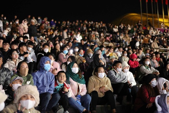 A large number of visitors and local people attend the opening ceremony of the 23rd Vietnam Film Festival on November 21. (Photo: SGGP)