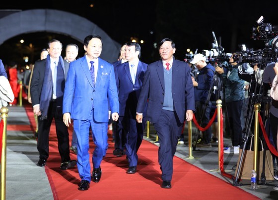 Deputy Prime Minister Tran Hong Ha (L) attends the opening ceremony of the 23rd Vietnam Film Festival on November 21. (Photo: SGGP)