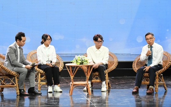 An exchange with students at the ceremony (Photo: SGGP)