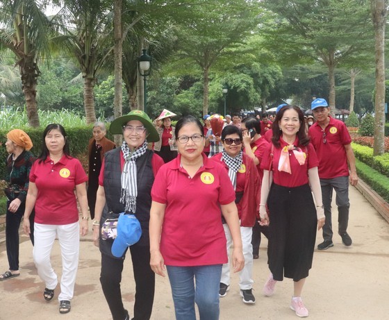 Delegates who were honored with the "HCMC Silent and Noble Role Model" award visited Uncle Ho's Hometown in Hoang Tru Village of Kim Lien Commune in Nam Dan District, Nghe An province on November 23.(Photo: SGGP)