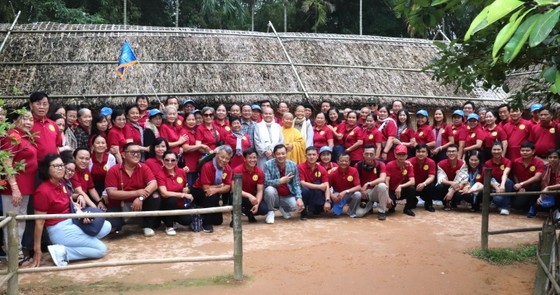 The delegation visited the traditional three-room house of Mr. Nguyen Sinh Sac, President Ho Chi Minh’s father, in Sen Village. (Photo: SGGP)