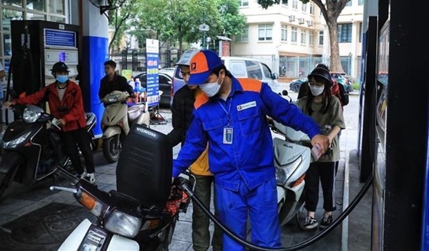 The retail prices of E5RON 92 and RON 95-III were cut by VND584 and VND506 to VND21,690 (US$0.89) and VND23,024 (US$0.94) per liter, respectively. (Photo: VNA)