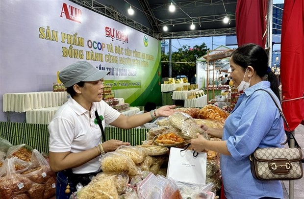 A customer purchasing OCOP products at an event in An Giang province (Photo:VNA)