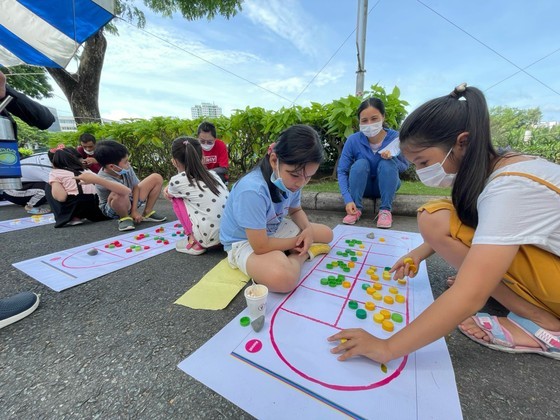 Children play folk games at Crescent Lake Park. (Photo: SGGP)
