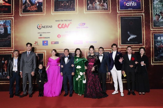 Crew members of the film “Nguoi vo cuoi cung” (The last wife) (Photo" SGGP)