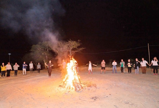 Visitors participate in a campfire in Ta Nang – Phan Dung trekking tour.