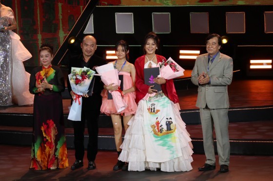 The organization board presents the “Best Actress” and “Best Actor” awards. (Photo: SGGP)