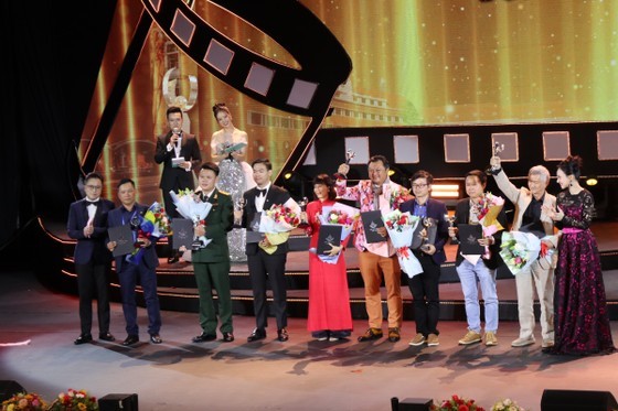 Representatives of movies receive Golden Lotus awards. (Photo: SGGP)