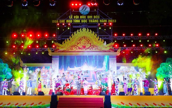 The 2023 Ok Om Bok Festival and “Ngo” Boat Race opens in the Mekong Delta province of Soc Trang on the evening of November 25. (Photo: SGGP)