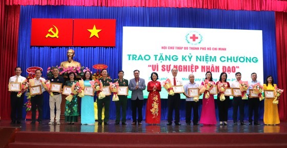 The HCMC Red Cross Society honors exemplary people in charity activities. (Photo: SGGP)