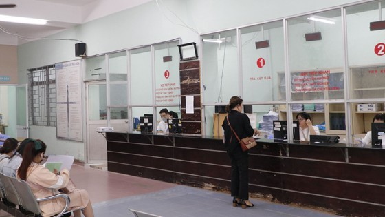 People submit applications for unemployment benefits at the HCMC Employment Service Center. (Photo: SGGP)