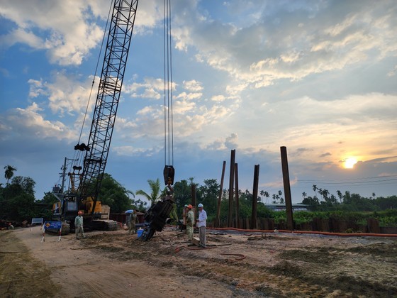 At the construction site of the Ring Road 3 project passing through Binh My Commune in Cu Chi District (Photo: SGGP)