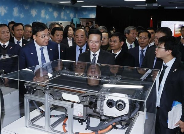 President Vo Van Thuong visits the International Research Centre for Hydrogen Energy at Kyushu University (Photo: VNA)