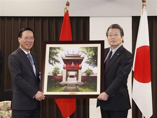 President Vo Van Thuong presents a gift to President of Kyushu University Ishibashi Tatsuro. (Photo: VNA)