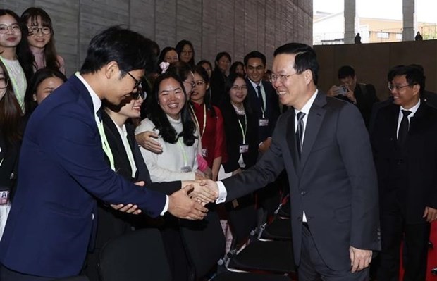President Vo Van Thuong meets with Vietnamese students at Kyushu University. (Photo: VNA)