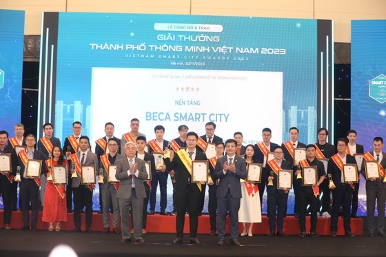 32 cities, units, and businesses in the categories of urban management, industry real estate, and technology services and solutions are presented at the 2023 Best Vietnam Smart City Awards. (Photo: SGGP)