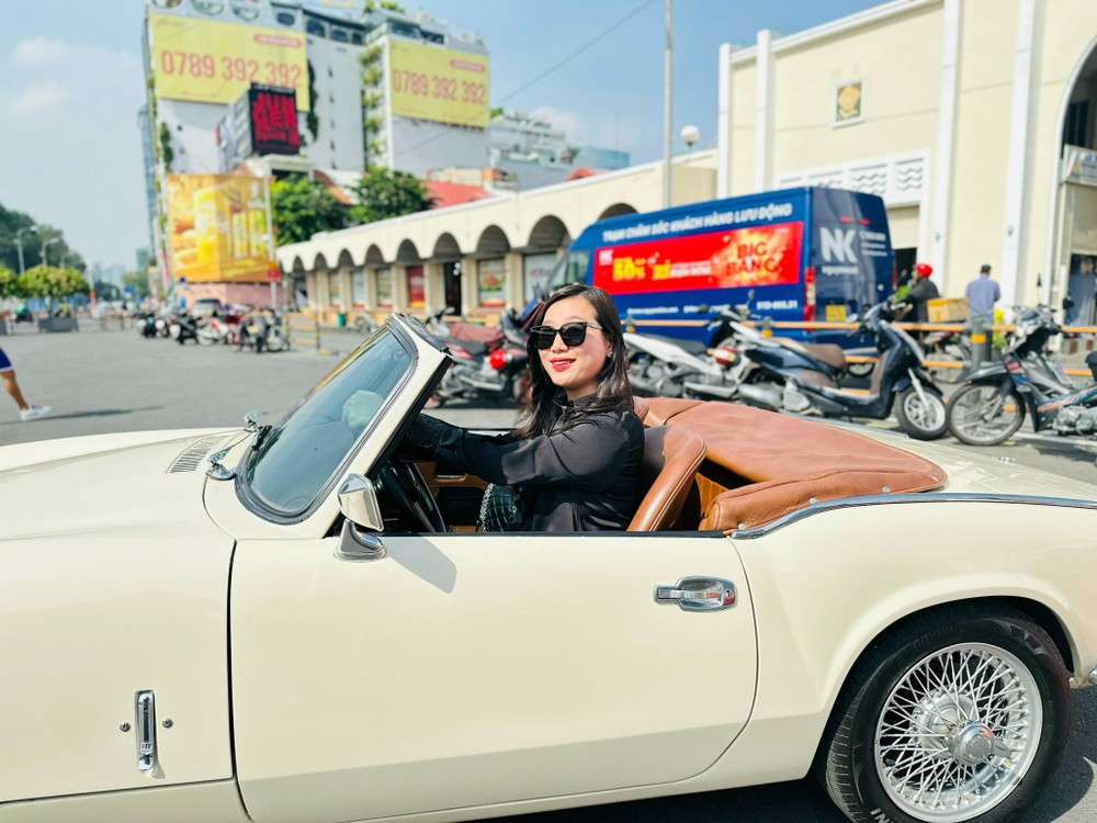 khach-chup-hinh-cung-xe-co-5745jpg-5398.jfif