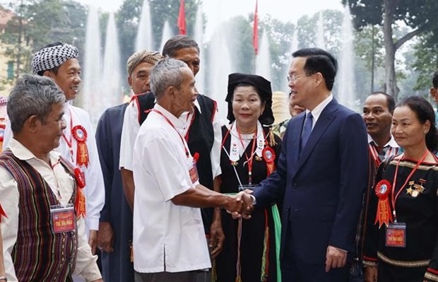 president-vo-van-thuong-and-reputable-ethnic-people-1455.jpg