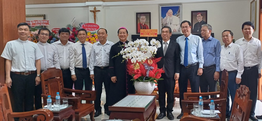 dong-chi-pho-bi-thu-thanh-uy-tphcm-nguyen-phuoc-loc-chuc-mung-giang-sinh-va-nam-moi-den-giam-muc-nguyen-tan-tuoc-3524jpg-7605.jfif